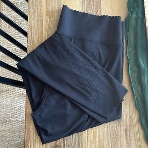 MPG black scalloped leggings with details
